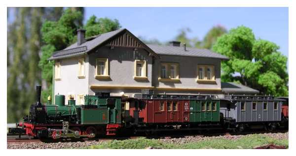 Preussische T 3 mit Personenzug am Haltepunkt (Farbaufnahme)